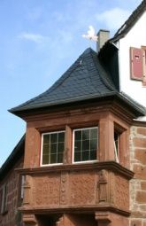 Das Haus steht unter Denkmalschutz und verfügt über wunderschöne Steinmetzarbeiten Das Haus steht unter Denkmalschutz und verfügt über wunderschöne Steinmetzarbeiten