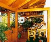 Möbelierter Holzbalkon Möbelierter Holzbalkon