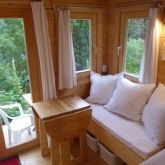 Die Sitzecke (der Tisch wurde inzwischen ausgetauscht gegen einen etwas größeren mit rechteckiger Platte) Die Sitzecke (der Tisch wurde inzwischen ausgetauscht gegen einen etwas größeren mit rechteckiger Platte)