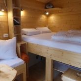 Das Hochbett mit Regal und Stauraum Das Hochbett mit Regal und Stauraum