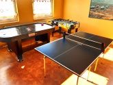Spielzimmer 1 mit kleinerer Tischtennisplatte, Airhockey und kleinem Kinderkicker Spielzimmer 1 mit kleinerer Tischtennisplatte, Airhockey und kleinem Kinderkicker