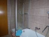Bad mit Dusche, Badewanne und Toilette 