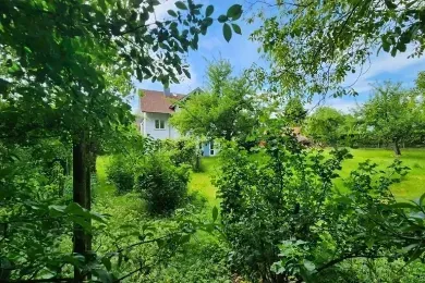 Separater Eingang (türkisfarbene Tür) kleine FeWo 