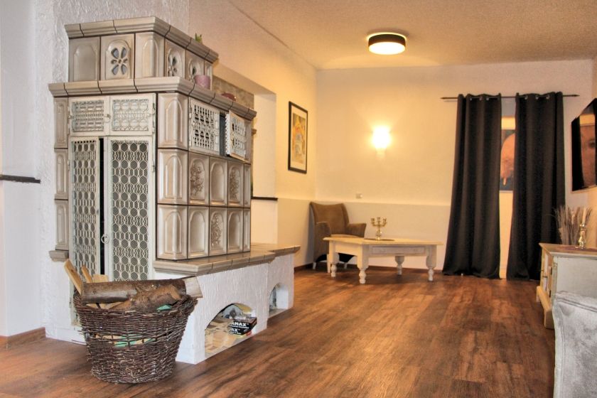 Salon mit Kachelofen