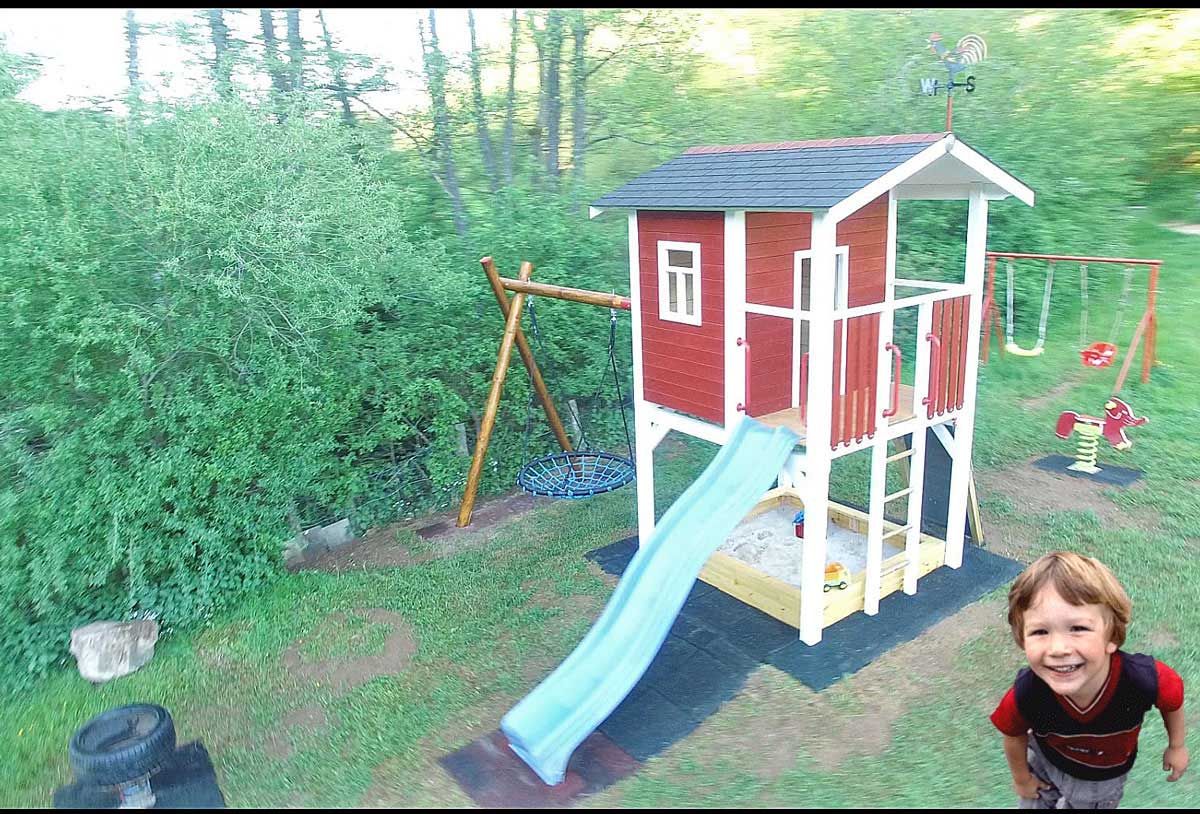 Für die Kleinen gibt es zahlreiche Möglichkeiten zum Spielen. Während Sie sich in der Sonne baden oder ein Buch lesen, vielleicht einen Ausflug planen, sind die Kleinen mit Ihrer Entdeckungsreise durch unseren Campingpark beschäftigt.