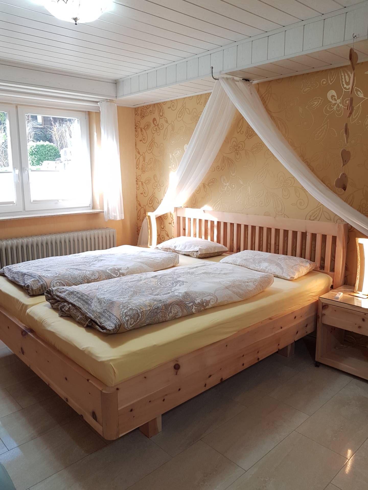 Zirbenholzbett Fewo Rose