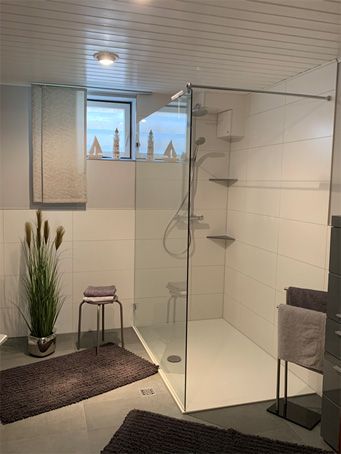 Badezimmer mit begehbarer Dusche