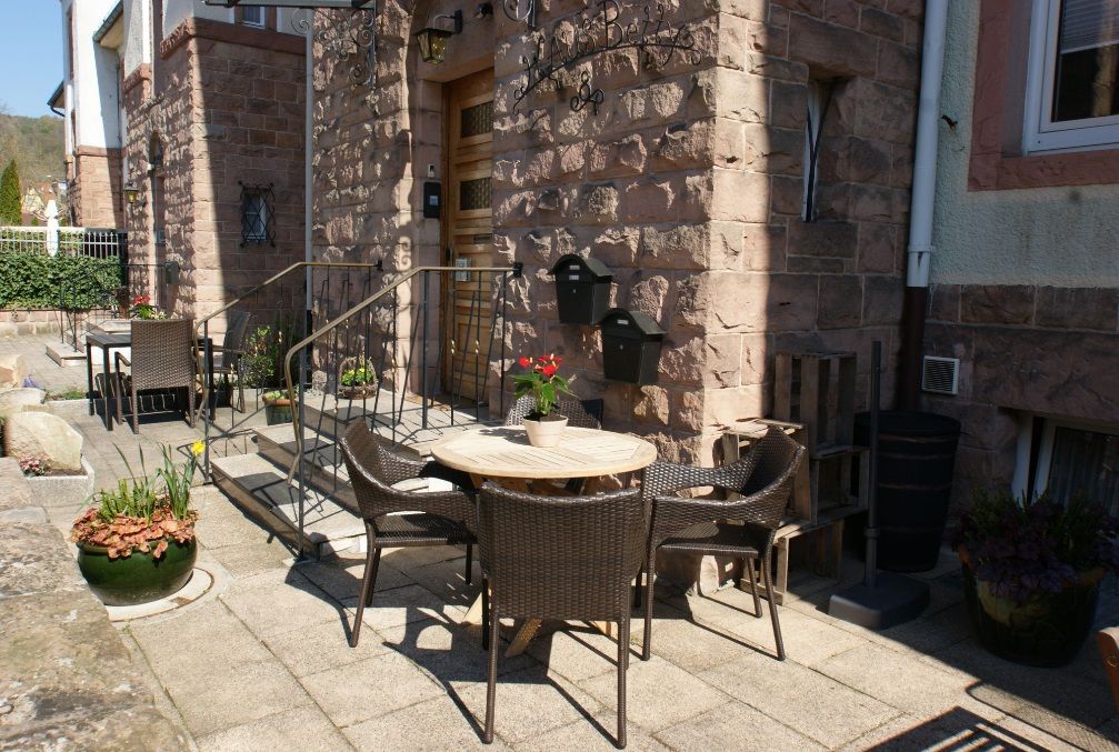 Die Terrasse vor dem Haus