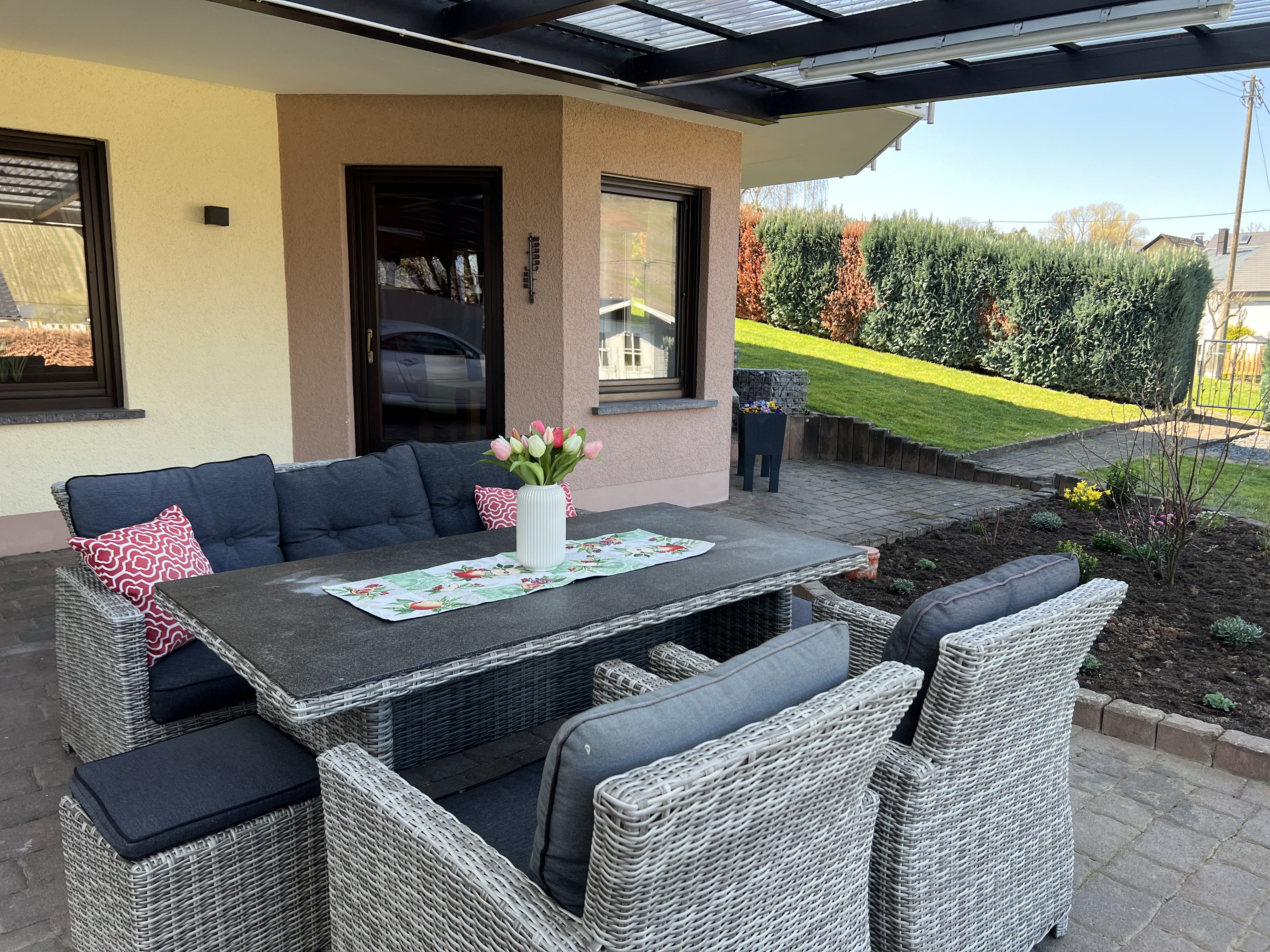 Terrasse und Eingang Fewo