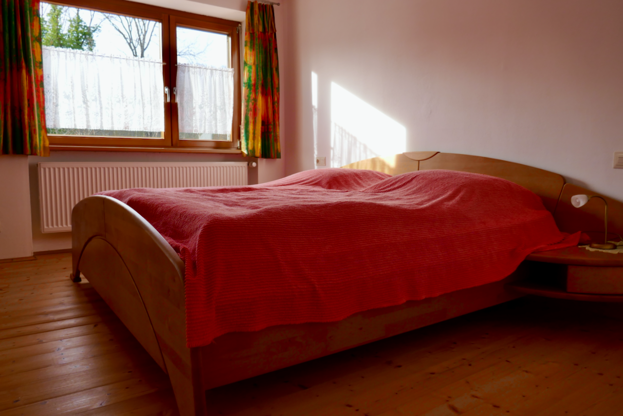 Schlafzimmer mit großem Doppelbett