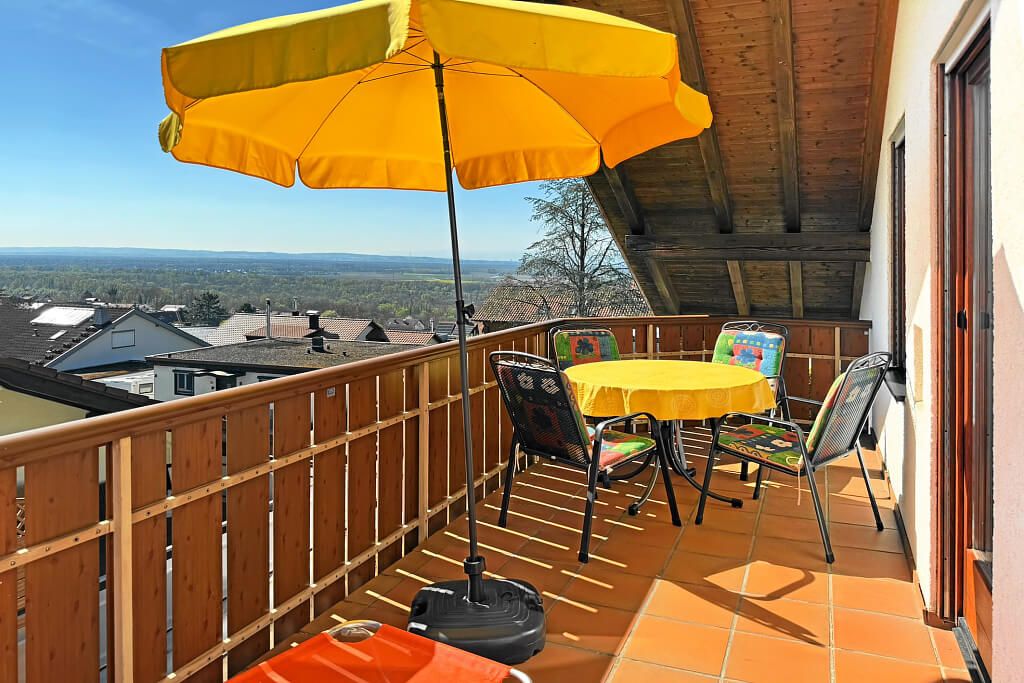 Balkon mit Aussicht bis nach Frankreich