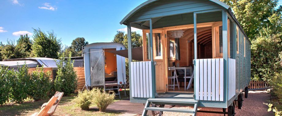 Zirkuswagen auf dem Campingplatz Nahemühle